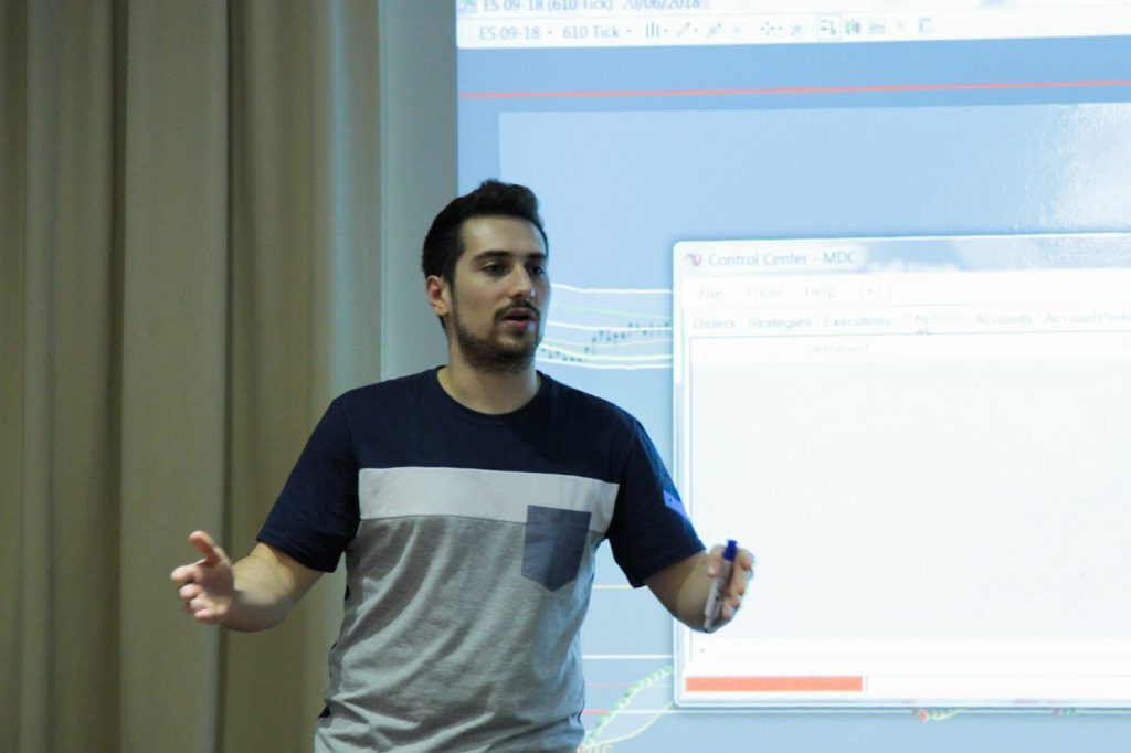 Racso Trader exponiendo sobre trading